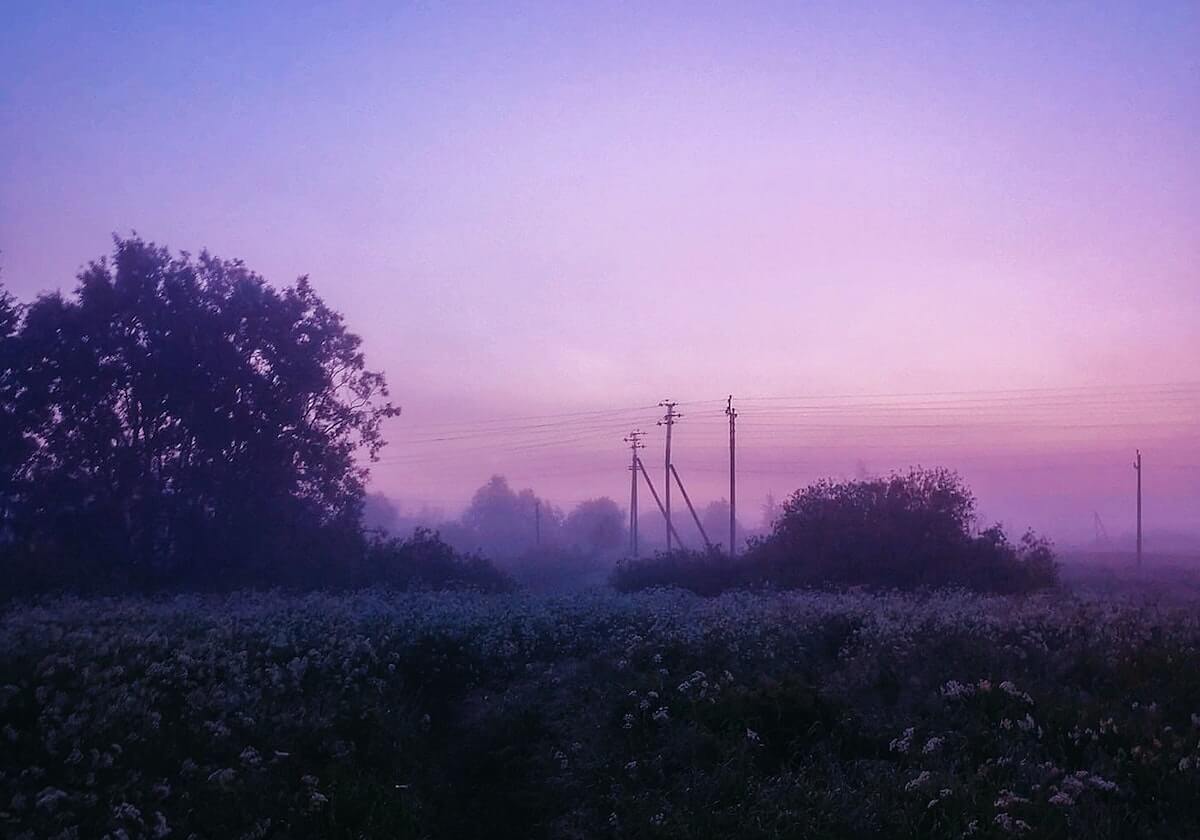 女球迷接机詹姆斯抱怨：哎哎哎 这就走了？这TM也不看我们一眼