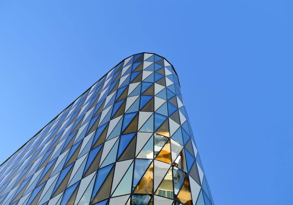 女球迷接机詹姆斯抱怨：哎哎哎 这就走了？这TM也不看我们一眼